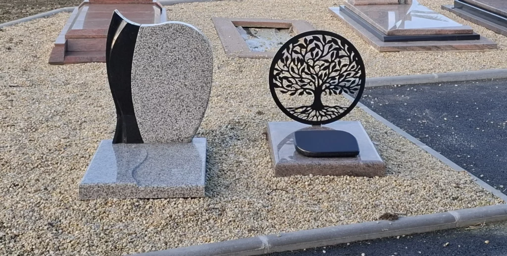 Monuments funéraires en granit personnalisés exposés en extérieur.
