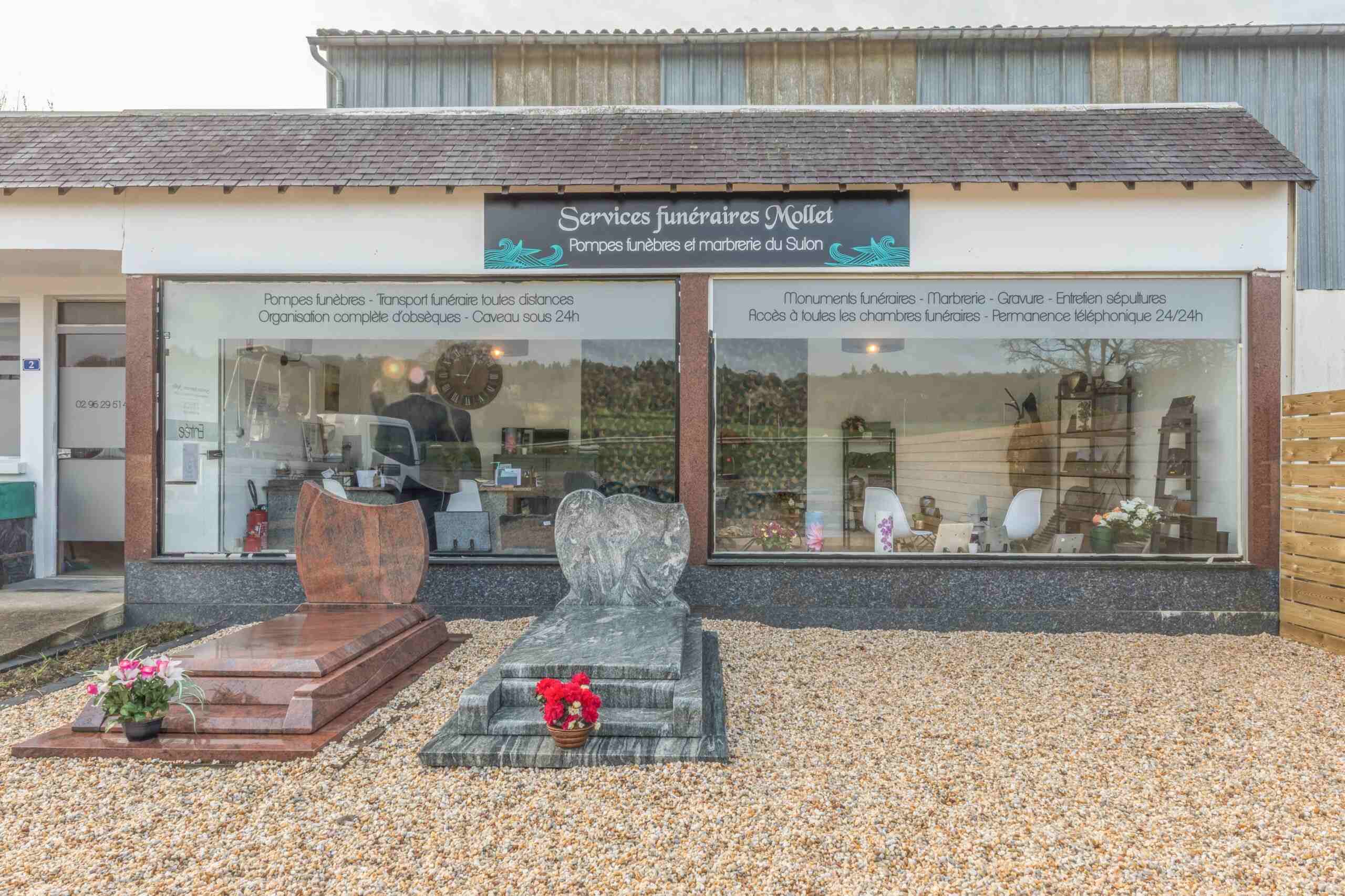 deux monument tombal devant magasin