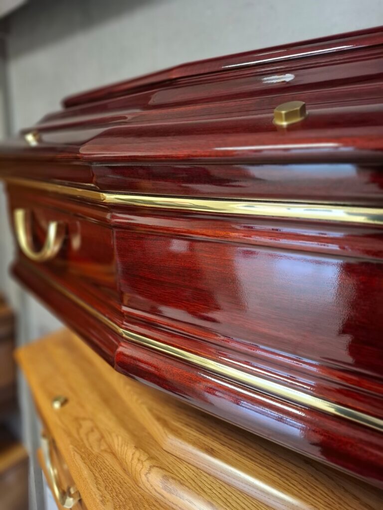 fleurs dans un vase dans un cimetiere