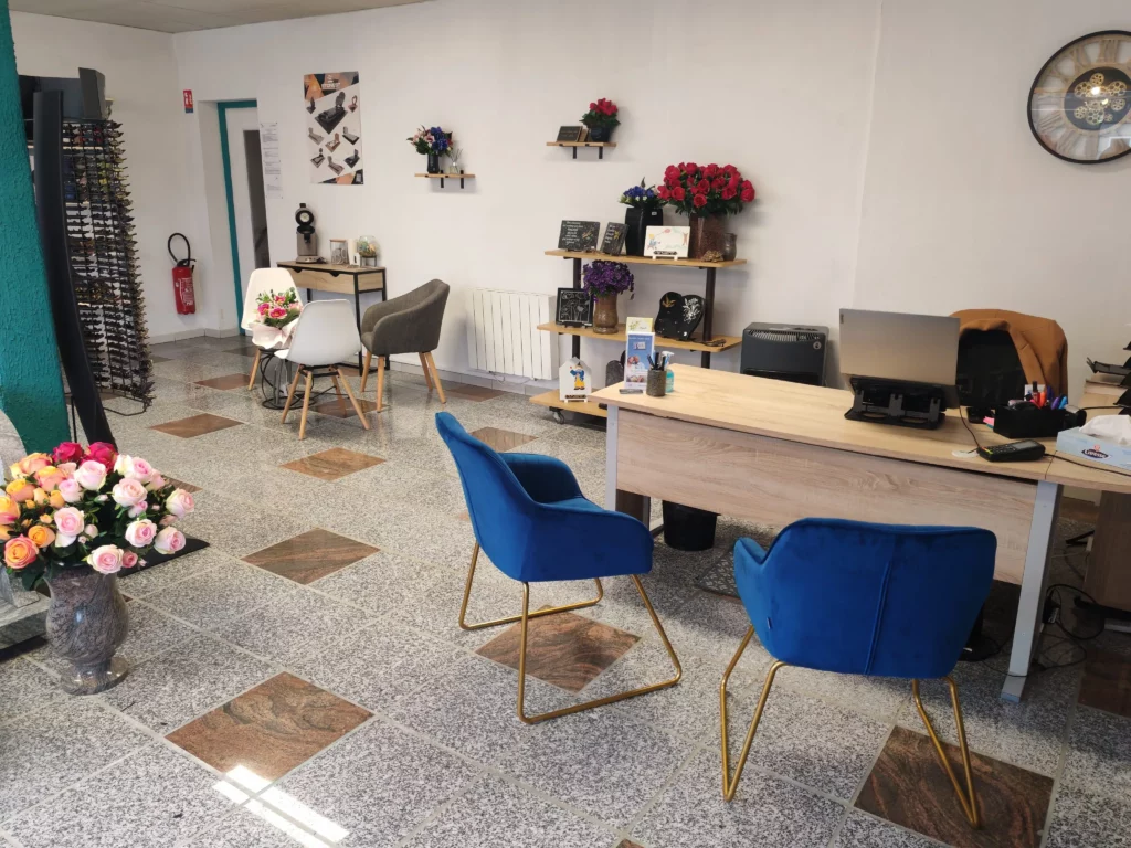 Espace d'accueil et bureaux de l'agence de pompes funèbres.